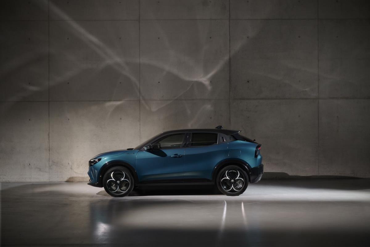 Alfa Romeo Junior İbrida Fotoğrafları