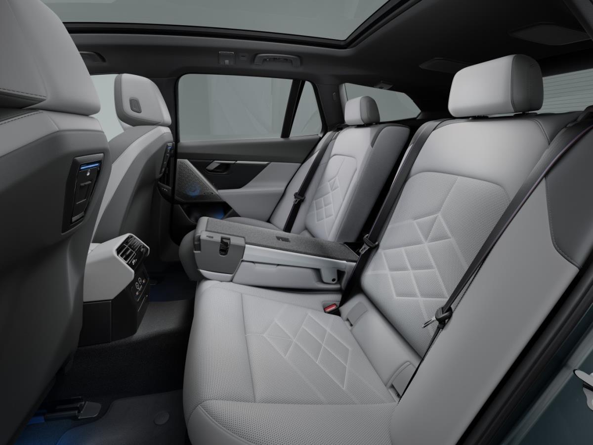 BMW İ5 M60 Touring Fotoğrafları